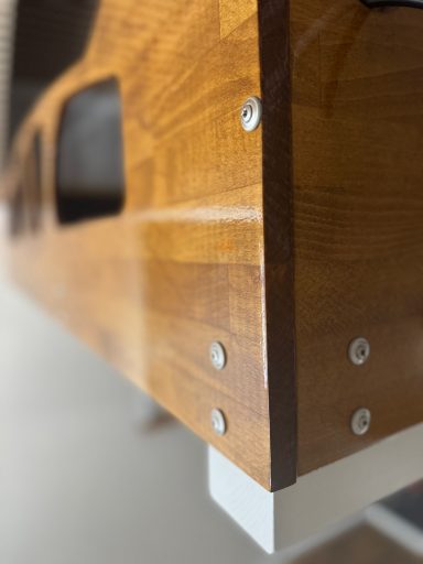 Ecke der Absturzsicherung aus lackierten Holz, geschraubt.