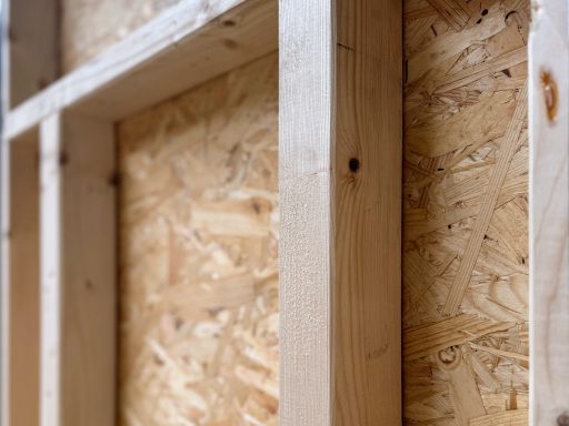 Holzständerwerk mit einseitiger OSB-Beplankung.