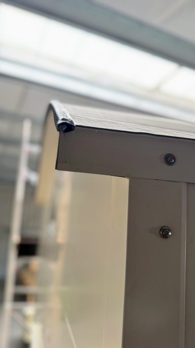 Gekantete und abgedichtete Ecke des Runddachs.