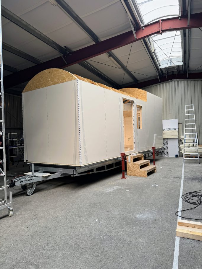 Teilfertiges Tiny House in der Produktionshalle auf Trailer.