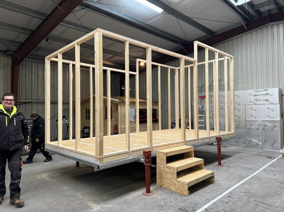 Ständerwerk aus Holz des 5,40m Tiny Houses in der Werkshalle.