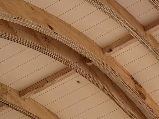 Runddecke aus Holz von innen mit sichtbarem Rundbogen-Ständerwerk.