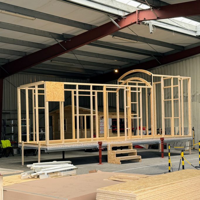 Ständerwerk aus Holz des 7,20m Tiny Houses in der Werkshalle.